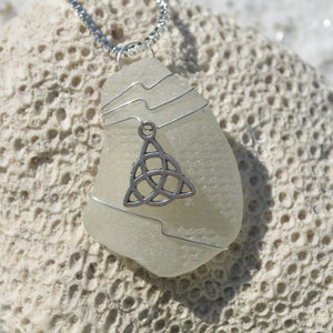 Colar de vidro marinho genuíno feito à mão personalizado com um pingente de triquetra de prata - escolha sua cor: vidro marinho fosco, verde, marrom ou água-marinha