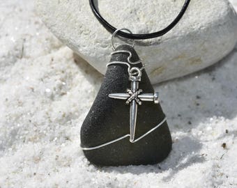 Collar de vidrio marino genuino hecho a mano personalizado con un dije de cruz de clavo de plata: elija su color Vidrio marino Oliva oscuro o marrón
