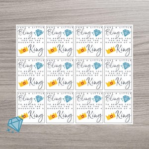 Op de afbeelding: Twaalf printbare cadeaulabels met een blauwe diamant, een kroon en de tekst "Just a little bling to remind you you're the daughter of a King".