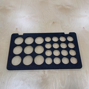 K&ouml;nnte beinhalten: Schwarze Farbpalette mit 24 runden Aussparungen zum Aufbewahren von Farbt&ouml;pfen.