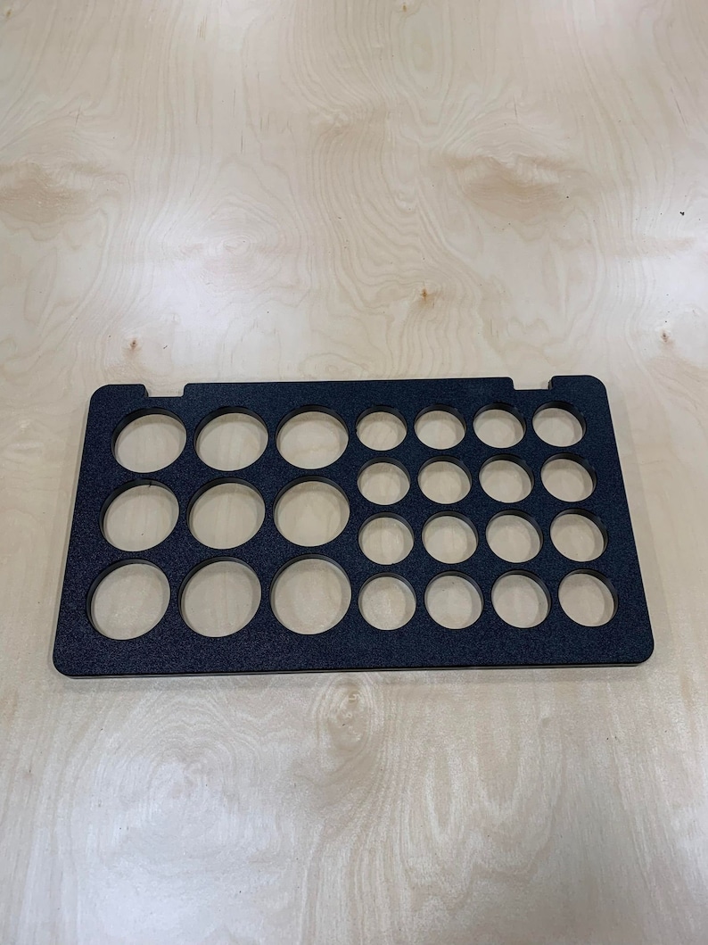K&ouml;nnte beinhalten: Schwarze Farbpalette mit 24 runden Aussparungen zum Aufbewahren von Farbt&ouml;pfen.