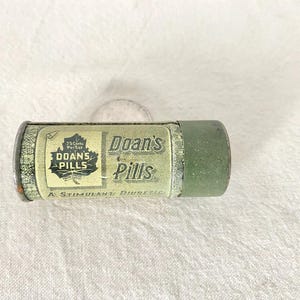 Vintage Doan&#39;s Pill Tin - Medical Small Laxative Tin - Medical Display - Bathroom Display Tin - Apothecary Collectible - Medical Tin //LN1