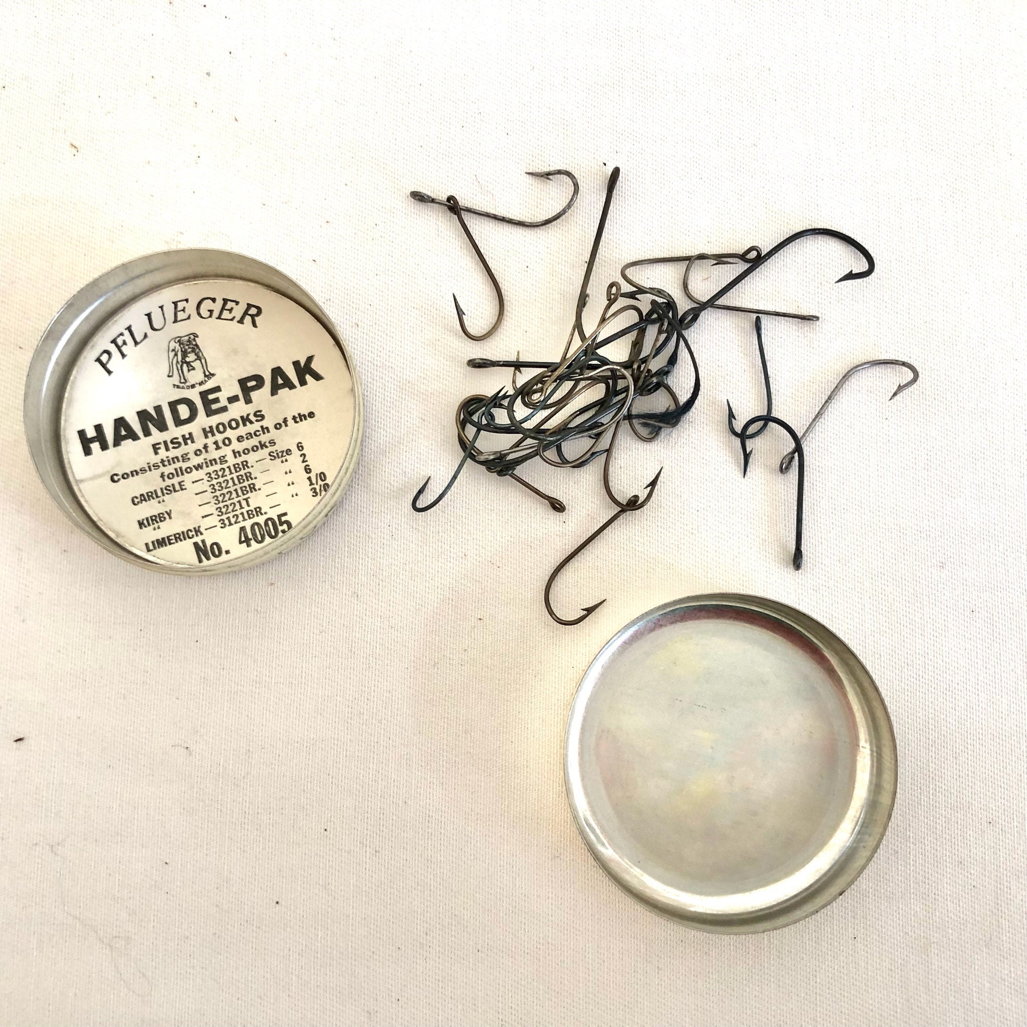Vintage Pflueger Hande-pak Fish Hooks Tin Fishing Hook Collectible 