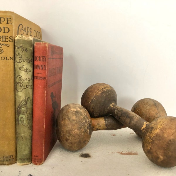 A PAIR OF ANTIQUE WOOD HAND DUMB BELLS 3LB