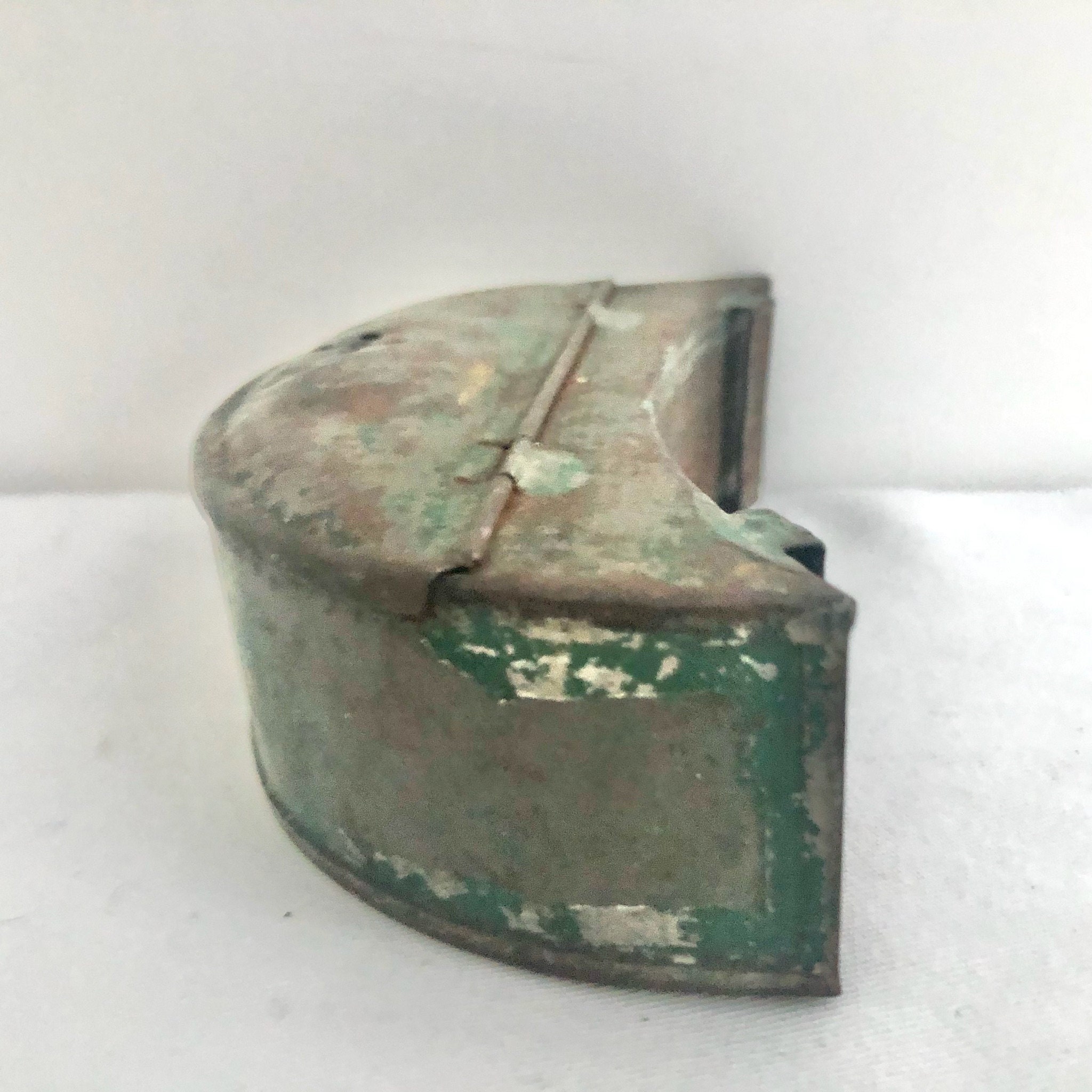 Bait Box Vintage Metal Worm Tin Box Fishing Collectible Belt Held