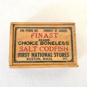 Könnte beinhalten: Rustikales Holzschild mit dem handgeschriebenen Text "Welcome to our home". Das Schild hat eine Used-Optik und ein schlichtes, einladendes Design, perfekt für eine Veranda oder einen Eingangsbereich.