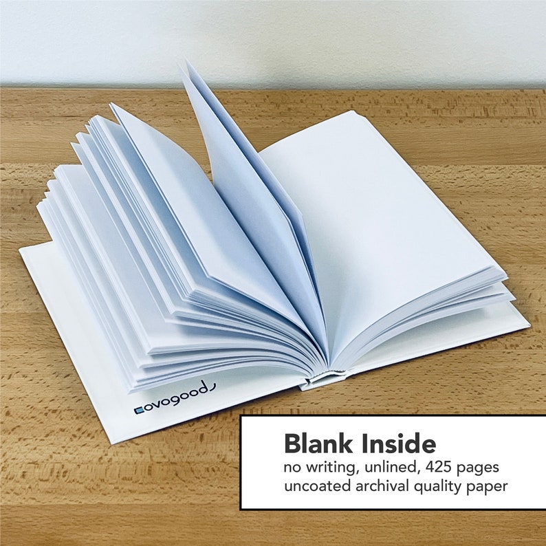 Puede incluir: Un cuaderno blanco en blanco con 425 p&aacute;ginas sin l&iacute;neas. El cuaderno est&aacute; abierto para mostrar las p&aacute;ginas en blanco y el texto "Blank Inside" est&aacute; impreso en la parte inferior de la imagen.