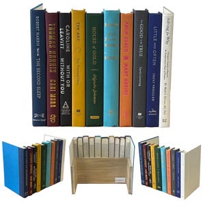 Puede incluir: Una colección de libros de tapa dura con lomos de varios colores, incluyendo azul, negro, amarillo, verde y naranja. Los títulos y autores son visibles en los lomos. Los libros están dispuestos en fila y en un sujetalibros de madera.