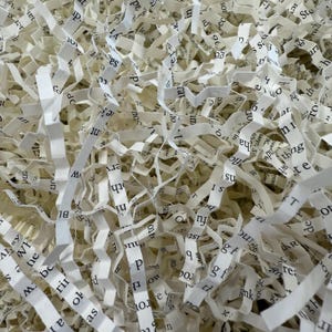 Papel triturado arrugado BookCrinkle™ para rellenar o regalar en cestas de Pascua, bodas, San Valentín, Navidad, cumpleaños, paquete de relleno reciclado a partir de libros reales