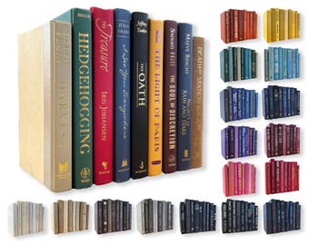 Peut inclure: Une collection de livres reliés avec différents titres et auteurs, empilés en rangées sur un fond blanc. Les livres sont disposés par couleur, avec des livres rouges, bleus, verts et bruns en première rangée, et des livres jaunes, oranges et violets en dernière rangée.
