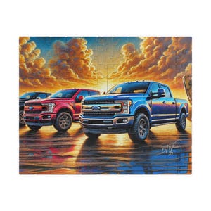 Pode incluir: Três caminhões Ford F-150 estacionados em uma praia ao pôr do sol. Os caminhões são de cores diferentes: vermelho, azul e preto. O céu é de um laranja e amarelo vibrante, com nuvens brancas e fofas.