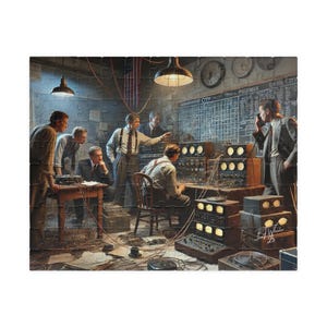 Puede incluir: Un rompecabezas de estilo vintage que representa a un grupo de hombres en una habitación con poca luz, reunidos alrededor de complejos equipos electrónicos. La escena incluye una pizarra con escritura, una bandera estadounidense y varios medidores y diales, evocando un entorno histórico.