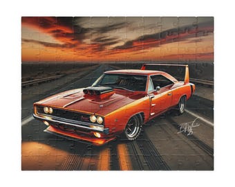 Może przedstawiać: Jasno pomarańczowy Dodge Charger z 1970 roku z dużym tylnym skrzydłem, czarnym wlotem powietrza na masce i czarnymi paskami wyścigowymi. Samochód jedzie po utwardzonej drodze z zachodem słońca w tle.