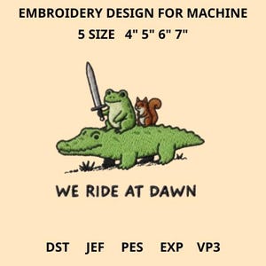 Puede incluir: Diseño de bordado a máquina que muestra un caimán verde con una rana sosteniendo una espada y una ardilla. El texto "WE RIDE AT DAWN" está debajo de la imagen. Disponible en tamaños de 10 cm, 12.7 cm, 15.2 cm y 17.8 cm.