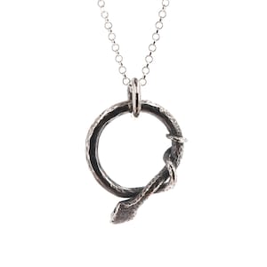 Ouroboros-Anhänger, Schlange, die sich in den Schwanz beißt, aus 925er Silber – Kreisanhänger aus gehämmertem Silber – schwarzer Schlangenring