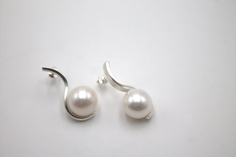 women/'s earrings with pearls minimal earrings elegant jewel Earrings with pearls in sterling silver wedding accessory