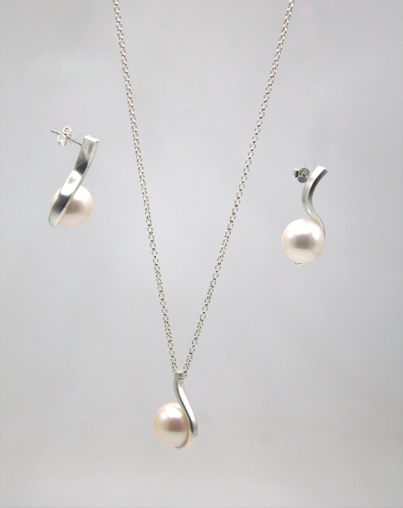 women/'s earrings with pearls minimal earrings elegant jewel Earrings with pearls in sterling silver wedding accessory