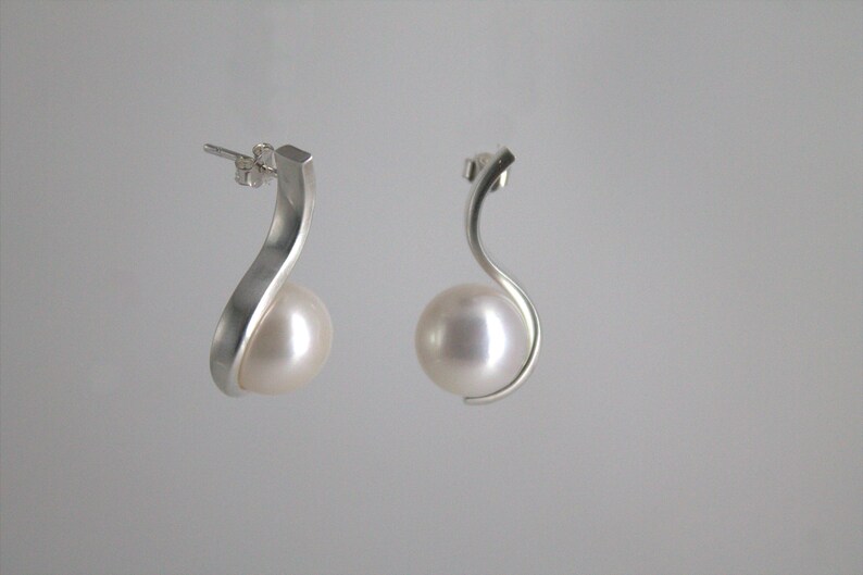 women/'s earrings with pearls minimal earrings elegant jewel Earrings with pearls in sterling silver wedding accessory