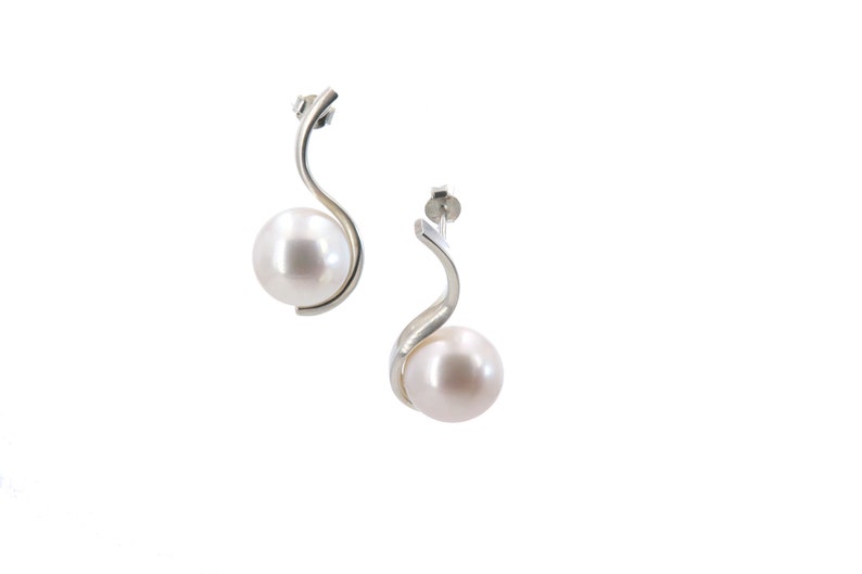 women/'s earrings with pearls minimal earrings elegant jewel Earrings with pearls in sterling silver wedding accessory