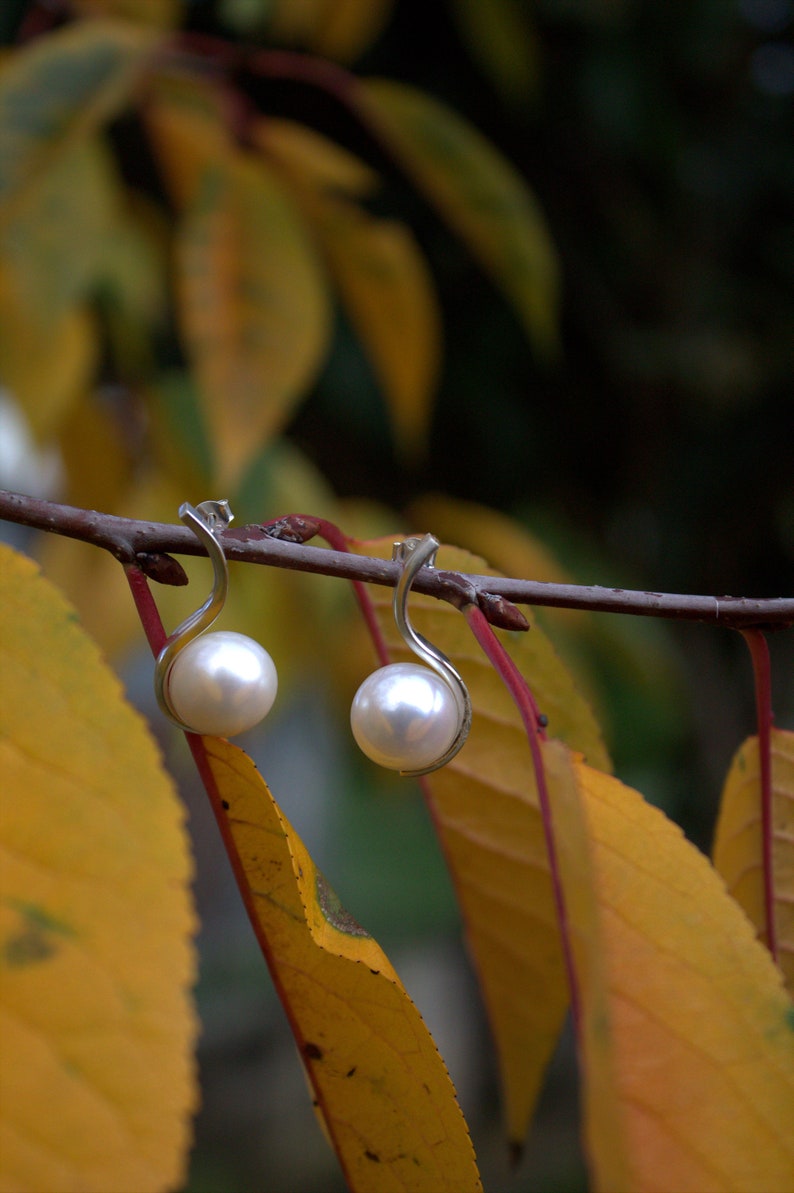women/'s earrings with pearls minimal earrings elegant jewel Earrings with pearls in sterling silver wedding accessory
