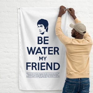 Kung Fu Flagge | Kampfkunst Wohnkultur | Typografische Kunst | Sei Wasser, mein Freund | berühmtes Zitat von Kung Fu Meister