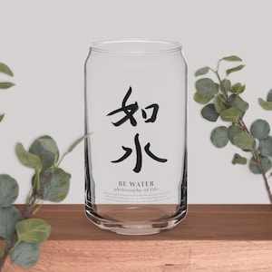 Copa de vidrio minimalista / Copa de diseñador de caligrafía / Vidrio tipográfico en forma de lata / Be Water 如水 / cita famosa de Bruce Lee
