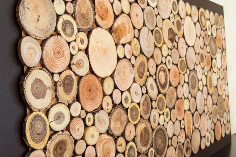 Side image. You can see in detail the shape, size and tonality of the slices of tree branches of different Mediterranean species in this beautiful sliced wood log wall art.  Size: 48 x 24 inches. Can be personalised.