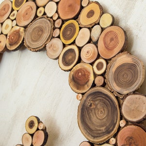 The image shows a detail of the spiral-shaped slices of the work. Its tonality, shape and the beauty of the grain can be appreciated. It is a spiral wall art of great beauty and personality. Sizes: 20, 24, 28, 32, 36, 40 in.