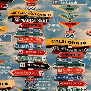 Half Yard - Cartelli di destinazione della Route 66 di America's Highway di Benartex su tessuto di cotone blu GRATIS90