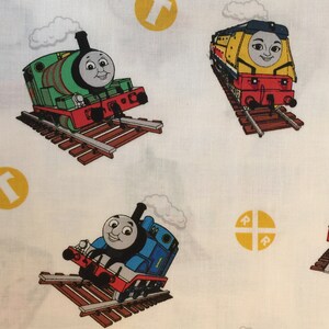 EOB 27 "x 44" All Aboard mit Thomas & Friends Züge auf Weiß von Riley Blake Designs Nickelodeon Kinder TV Serie Cartoon Baumwollstoff 3/4 Yd
