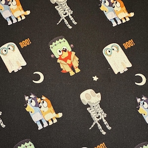 Pół jarda - Disney Halloween Bluey & Bingo na czarno od Springs Creative Kids Cartoon Dogs in Costumes Cotton Fabric