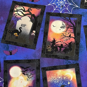 Pode incluir: Um tecido azul com quatro imagens emolduradas em preto de cenas de Halloween. As imagens incluem um cemitério com uma lápide que diz "RIP", uma bruxa com um gato, um fantasma e um corvo em um crânio.