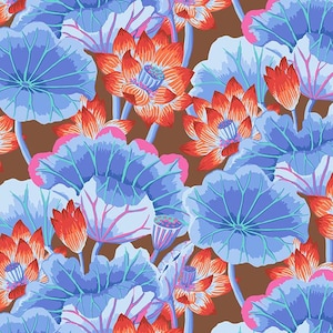 K&ouml;nnte beinhalten: Ein sich wiederholendes Muster aus stilisierten Lotusbl&uuml;ten und Seerosenbl&auml;ttern in Orange-, Blau- und Rosat&ouml;nen auf braunem Hintergrund. Das Design zeigt detaillierte florale Elemente und erzeugt ein lebendiges und k&uuml;nstlerisches Textilmuster.