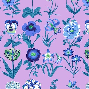 Puede incluir: Una tela morada con un patrón repetitivo de flores azules y verdes. Las flores son estilizadas y tienen un aspecto vintage. La tela es perfecta para acolchar, coser y hacer manualidades.