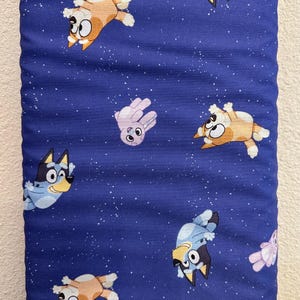 Pół jarda Disney Goodnight Bluey od Springs Creative Kids Cartoon Bingo & Bluey Dogs Cotton Fabric