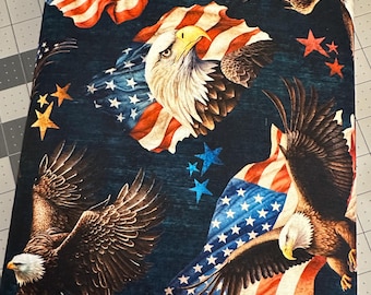 ¡NUEVO! Medio metro - Tela de 1776 de Quilting Treasures con águilas y banderas de EE. UU. sobre fondo azul marino. Colección de colchas patrióticas "250 Aniversario" de Quilting Treasures.