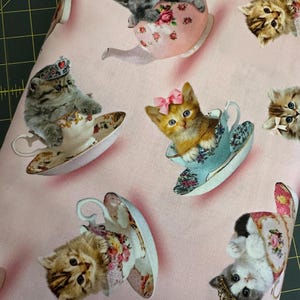 NOVITÀ! Half Yard - Gattino in tazza da tè di Timeless Treasures - Gatti, gattini e animali domestici in tazze da tè su tessuto di cotone rosa SPEDIZIONE GRATUITA 90%