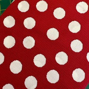 Half Yard - Welcome Winter di Henry Glass - Maglione caldo e accogliente con pois bianchi sfocati su maglia rossa, tessuto 100% cotone.