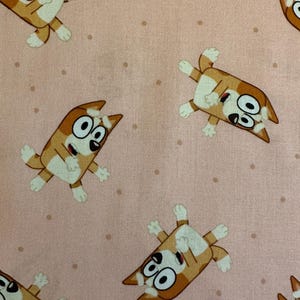 Half Yard - Disney Bluey by Springs Creative Kids Cartoon Bingo op roze hondenkatoen