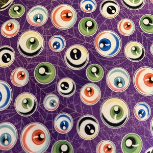 NEU! Grüner Baumwollstoff - Spooky Aura Glow von Blank Quilting - Halloween Glow in the Dark Googly Augen Augäpfel