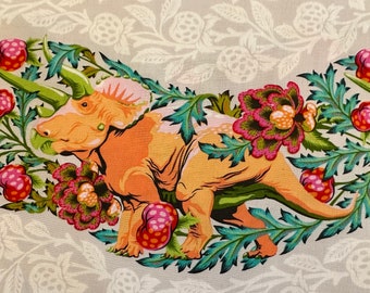 Media yarda - ¡RUGIDO! Trifecta en rubor de Tula Pink - Dinosaurios Triceratops Roar de FreeSpirit - ¡En stock! ¡ENVÍO GRATIS! 90