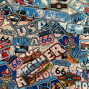 Half Yard - America's Highway di Benartex, tessuto di cotone USA, collage sulla Route 66 su Blue Main Street, SPEDIZIONE GRATUITA a partire da 90 €