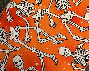 Halve werf Halloween Spirit Skeleton Crew in oranje door Benartex Glow in the Dark katoenen stof met retro sfeer FREESHIP90,-