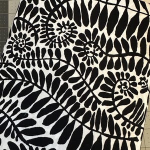 Half Yard - Kaffe Fassett Brandon BM85 Mummy Fronds BM85 in Schwarz - FreeSpirit Geometrischer Baumwollstoff