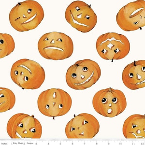 Tela de algodón J Wecker Frisch de media yarda con diseño de calabazas sobre fondo blanco de Riley Blake. Diseño retro vintage de Halloween con calabazas de Halloween.