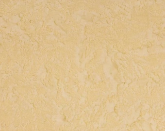 Puede incluir: Primer plano de una superficie texturizada de color amarillo claro. La superficie tiene una textura rugosa y desigual.