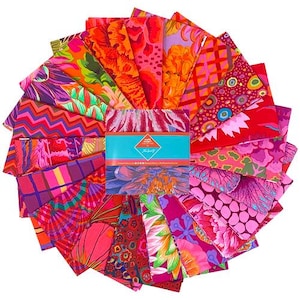 Può includere: Una collezione di quadrati di tessuto colorati disposti a cerchio. I tessuti presentano vivaci motivi floreali e astratti nelle tonalità del rosso, rosa, arancione e viola. È visibile una confezione centrale con una fascia blu e un'illustrazione floreale.