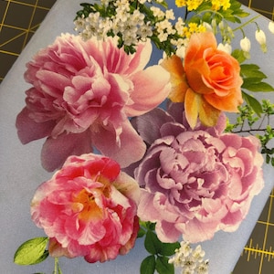 NOVITÀ! Half Yard - Flower Splendor di Michael Miller - Bouquet Splendor su Blu - Tessuto di cotone con peonie e rose floreali da giardino primaverile SPEDIZIONE GRATUITA 90%