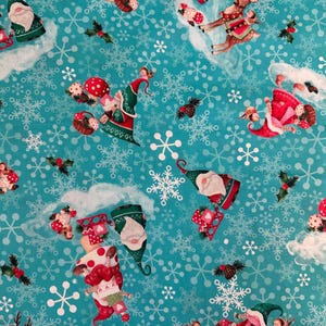 NEU! Half Yard - Wichtel für den Urlaub Weihnachtswichtel auf Türkis von Quilting Treasures Baumwollstoff FREESHIP90