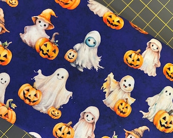 Pode incluir: Tecido azul escuro com tema de Halloween com fantasmas brancos e abóboras laranja. Os fantasmas têm rostos sorridentes, alguns usam chapéus. As abóboras têm rostos esculpidos. Ideal para vários projetos de artesanato.